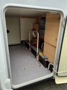 Caravan met fietsendrager binnen