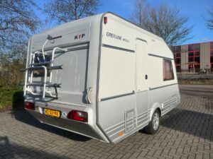 Kip caravan met fietsendrager
