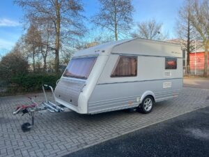 Kip caravan met fietsendrager voor